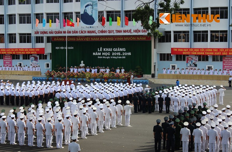 Chiều nay (14/9),  Học viện Hải quân đã long trọng tổ chức Lễ khai giảng năm học mới 2015-2016 với sự hiện diện của rất nhiều quan khách, các trường cao đẳng, đại học trong và ngoài quân đội trên địa bàn tỉnh Khánh Hòa cùng đông đảo giảng viên, học viên nhà trường. Ảnh: Lễ khai giảng năm học 2015-2016 được mở đầu bằng nghi thức chào cờ.