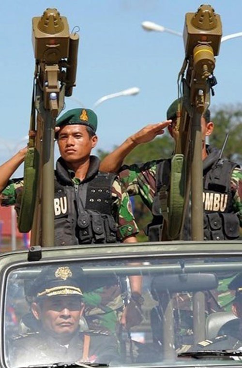 Bộ Quốc phòng Campuchia gần đây đã thông báo nước này mới mua số lượng lớn tên lửa vác vai phòng không do Trung Quốc chế tạo và các thiết bị quân sự cần thiết để tăng cường khả năng quốc phòng và bảo vệ toàn vệ lãnh thổ của Campuchia. Tuy chính quyền Campuchia không tiết lộ chi tiết thương vụ nhưng theo các chuyên gia quân sự, nhiều khả năng đó là dòng  tên lửa vác vai FN-6. Ảnh: Tên lửa vác vai FN-6 đặt trên xe cơ giới của Quân đội Campuchia trong một cuộc diễu, duyệt binh.