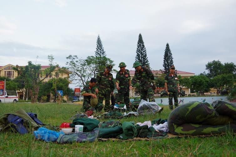 Lữ đoàn Phòng hóa 86 ( Binh chủng Hóa học) vừa tổ chức cuộc diễn tập chỉ huy cơ quan 1 bên 2 cấp có một phần thực binh. Trong cuộc diễn tập này, nhiều tình huống hóa học đã được đưa vào xử trí như: Địch tập kích chất độc hóa học bằng pháo binh, máy bay vào đội hình hành, trú quân và trận địa đơn vị. Ảnh: Kiểm tra quân tư trang của từng chiến sĩ trước khi hành quân di chuyển.