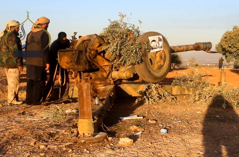 Mặc dù dành được nhiều chiến thắng quan trọng ở Homs, Aleppo, Idlib, tuy nhiên  Quân đội Syria vẫn vấp phải nhiều đợt phản công dữ dội từ phiến quân IS và buộc phải rút lui. Trong chiến tranh, rút lui là điều bình thường, tuy nhiên đáng nói là lực lượng quân sự ủng hộ Tổng thống Assad thường xuyên vứt lại vũ khí thay vì kéo theo hay phá hủy chúng. Ảnh: Phiến quân IS chiếm được một khẩu pháo D30 122mm mà quân chính phủ vứt lại.