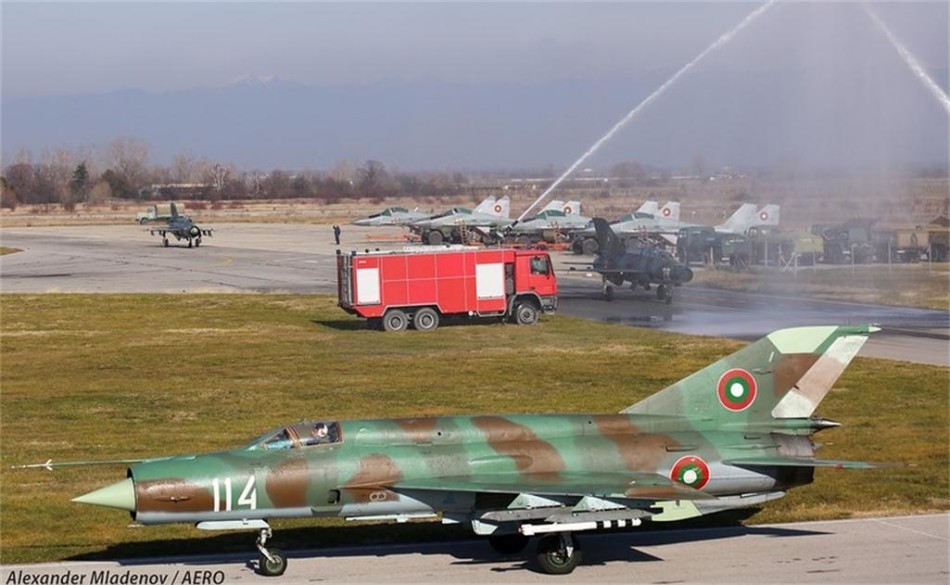 Hôm 18/12, Không quân Bulgaria đã tổ chức buổi lễ trang trọng chào vĩnh biệt  tiêm kích MiG-21 tại căn cứ không quân Graf Ignatievo. Ảnh: Xe cứu hỏa tạo cầu vồng nước chào vĩnh biệt từng chiếc MiG-21.