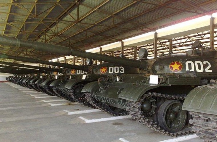 Theo các tài liệu Nga, đầu năm 1978, Việt Nam đã đặt hàng 200 xe tăng T-62 từ Liên Xô, quá trình giao hàng được thực hiện trong những năm 1978-1979. Phần lớn xe tăng T-62 của Việt Nam được sản xuất tại Tiệp Khắc, một số được lấy từ trong biên chế quân đội Liên Xô. Đấy là thương vụ mua xe tăng đầu tiên và duy nhất của Việt Nam tính tới thời điểm hiện tại.