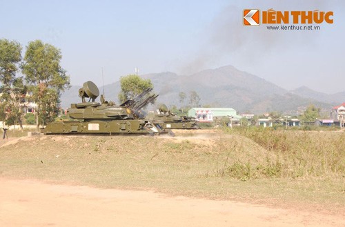  Pháo phòng không tự hành ZSU-23-4 hiện là một trong những vũ khí mạnh mẽ nhất của lưới lửa đối không tầm thấp của QĐND Việt Nam. Nó được thiết kế trong giai đoạn 1957-1962, nhà máy Mytishchi (MMZ) sản xuất cho lực lượng vũ trang Liên Xô từ 1964-1982 với số lượng 6.500 khẩu và dành cho cả mục đích xuất khẩu (tới 23 quốc gia sử dụng). Loại pháo này đã chứng minh được khả năng đáng sợ của mình trong cuộc xung đột giữa Quân đội Israel và Syria vào tháng 10/1973. Khi đó, hầu hết số máy bay F-4 Phantom của Israel bị bắn rơi do khẩu đội pháo ZSU-23-4 tấn công.