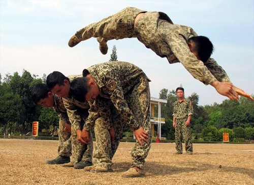 Tháng Tư này, mảnh đất Tây Nguyên đầy nắng và gió bước vào giai đoạn đỉnh điểm của nắng nóng, khô hạn, làm cho cỏ cây héo khô, sông hồ cạn nước. Trong điều kiện thời tiết khắc nghiệt ấy, đến Lữ đoàn 198 (Binh chủng Đặc công) chúng tôi thấy cán bộ, chiến sĩ đơn vị “đội nắng”, hăng say luyện rèn trên bãi tập. Ảnh: Chiến sĩ đặc công thực hành khởi động chuyên môn.