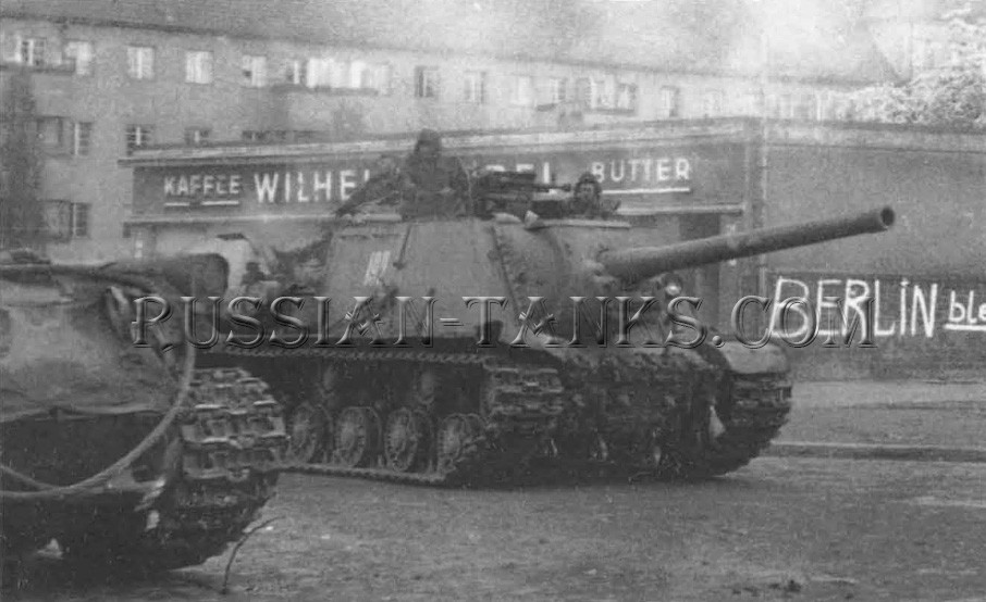 Trong chiến tranh thế giới thứ 2, ngoài dòng pháo chống tăng đáng sợ ISU-152, Liên Xô còn phát triển dòng pháo tự hành thứ 2 với vai trò chiến đấu tương tự ISU-152 nhưng sở hữu khẩu pháo có tốc độ bắn nhanh hơn dù sức công phá bị giảm bớt. Đó là  pháo chống tăng ISU-122 do nhà máy Chelyabinsk Kirov sản xuất từ tháng 12/1943.