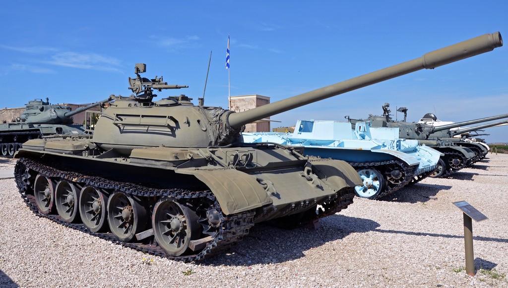  Xe tăng T-54B (Ob’yekt 137G2) được chế tạo bởi phòng thiết kế Hạ Tagil dưới sự chỉ đạo của L.N.Kartsev. T-54B được tiếp nhận vào trang bị theo mệnh lệnh của Bộ quốc phòng Liên Xô vào ngày 11/9/1956. Việc sản xuất hàng loạt từ năm 1957 đến 1959 ở Kharkov, Hạ Tagil và Omsk. Ảnh: Một chiếc T-54B của Syria.