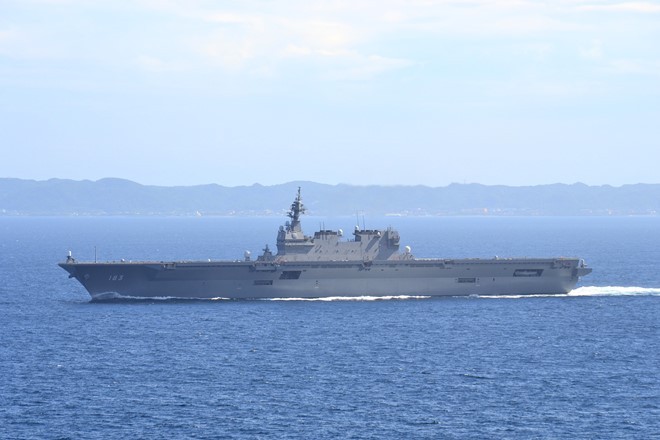 Chiến hạm lớn nhất của Lực lượng Phòng vệ biển Nhật Bản (JMSDF) là tàu sân bay trực thăng lớp Izumo. Tàu có lượng giãn nước toàn tải tới 27.000 tấn. Nó có thể mang theo 28 trực thăng, 400 binh lính, 50 xe quân sự. Boong tàu đủ rộng cho tiêm kích F-35B hoặc máy bay MV-22 Osprey hoạt động.