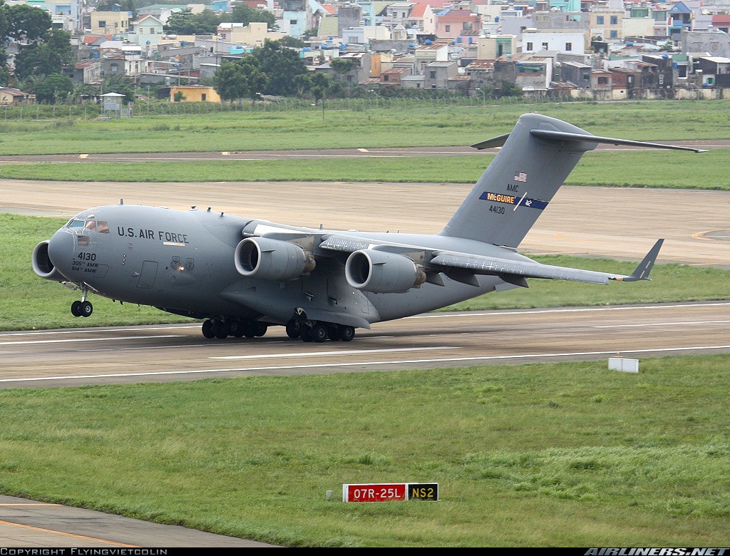 Tuần qua, sân bay Nội Bài đón tiếp nhiều chuyến bay của  máy bay vận tải C-17 Globemaster III của Không quân Mỹ đang thực thi nhiệm vụ vận chuyển hàng hóa, xe cộ, máy bay cung ứng cho chuyến thăm của Tổng thống Obama tới Việt Nam. Ảnh: C-17 trong một lần tới Nội Bài năm 2010.