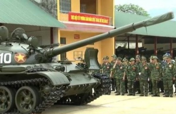 T-62 là xe tăng chủ lực hiện đại nhất của Quân đội Nhân dân Việt Nam hiện nay. Mẫu tăng này hiện cũng sở hữu khẩu pháo lớn nhất trong lực lượng xe tăng Việt Nam, lên tới 115mm. Ảnh:  Xe tăng T-62 được giới thiệu với đoàn cán bộ cấp cao Binh chủng Tăng – Thiết giáp. Nguồn ảnh: Báo QĐND.