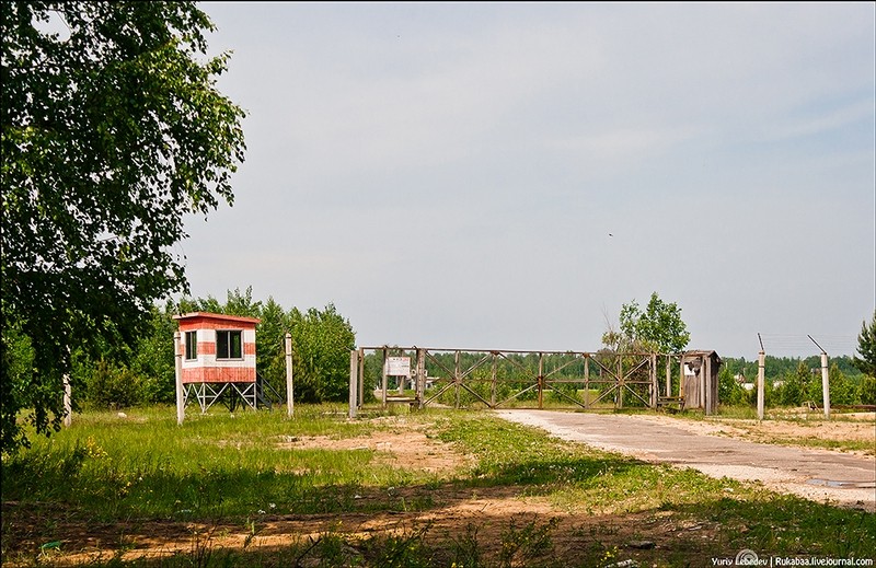 Căn cứ không quân Sormovo, tỉnh Nizhny Novogrod vốn từng là nơi tuyệt mật dưới thời Liên Xô và là nước Nga sau này khi đây là nơi đóng quân của đơn vị  tiêm kích MiG-31 có tốc độ nhanh nhất thế giới. Thế nhưng, ngày nay ở đây chẳng khác nào là “sân bay ma”, không có bóng người, không một ai trông coi, người ta có thể vào thăm quan dàn tiêm kích từng là vũ khí tuyệt mật một cách thoải mái nhất. Trong ảnh, trạm gác đường vào căn cứ vắng tanh.