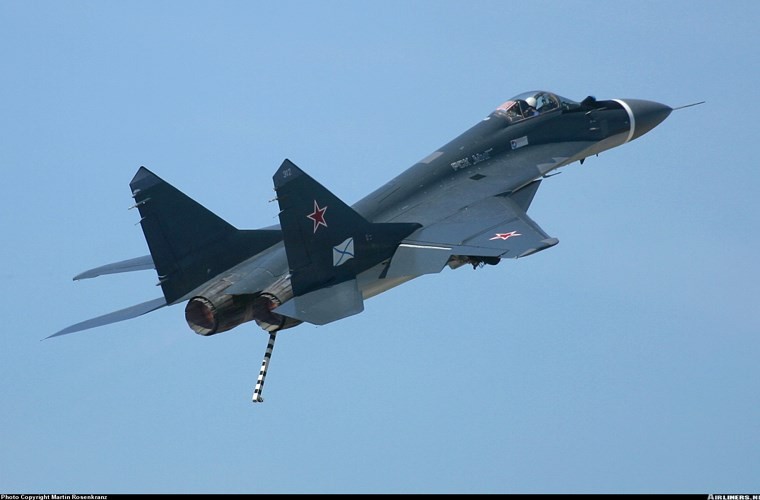 Theo hãng thông tấn Sputniks News, rạng sáng nay (theo giờ Việt Nam), một chiếc  tiêm kích hạm MiG-29K của Hải quân Nga trong khi đang hạ cánh xuống tàu sân bay Đô đốc Kuznetsov đã gặp tai nạn. Rất may, phi công tiêm kích hạm đã kịp thời phóng dù khỏi máy bay và được trực thăng Ka-27 cứu nạn kịp thời. Nguồn: Russia Planes