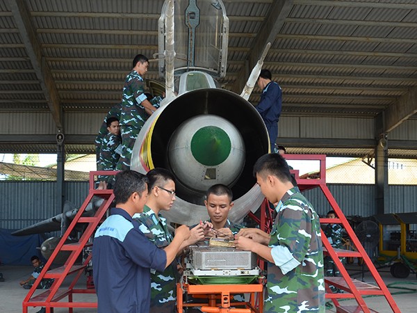 Theo báo Phòng không – Không quân, phát huy tinh thần tự lực, tự cường, tính năng động, sáng tạo, năm qua Viện Kỹ thuật PK-KQ đã triển khai toàn diện, đồng bộ và có hiệu quả các nhiệm vụ nghiên cứu khoa học như: Nghiên cứu, khai thác, vũ khí trang bị mới; nghiên cứu công nghệ sửa chữa hồi phục thiết bị phụ tùng; nâng cấp, cải tiến vũ khí trang bị; chế tạo các thiết bị, vũ khí trang bị kỹ thuật; công nghệ sản xuất vật tư kỹ thuật… Nguồn ảnh: Báo PK-KQ