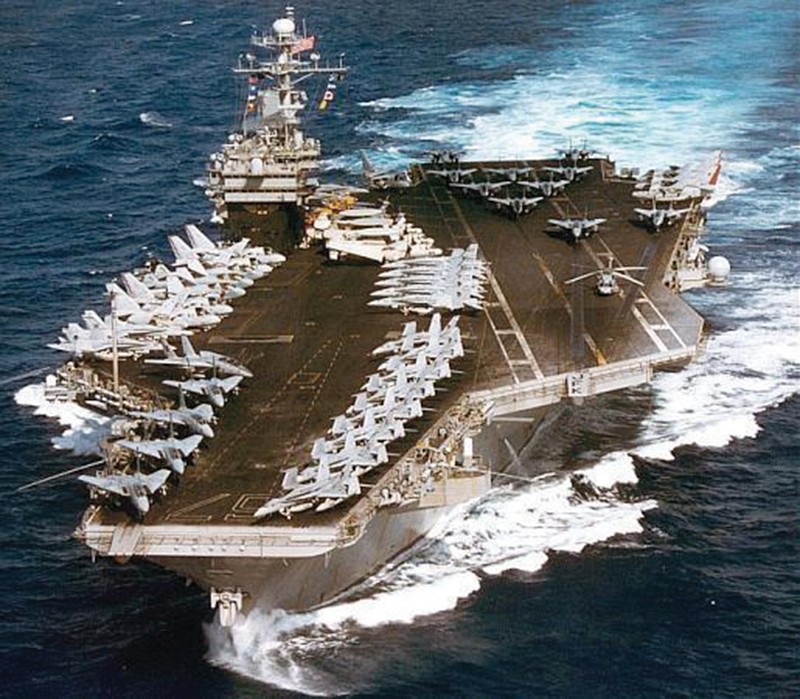 Về tàu sân bay:  Hải quân Mỹ hiện có 10 tàu sân bay. Con số sẽ tăng lên 12 khi chiếc khi USS Gerald R. Ford đi vào hoạt động và tàu sân bay USS John F. Kennedy thuộc lớp Ford cũng đang được chế tạo có giá thành dự kiến khoảng 11,35 tỷ USD. Ảnh: Popular Mechanics