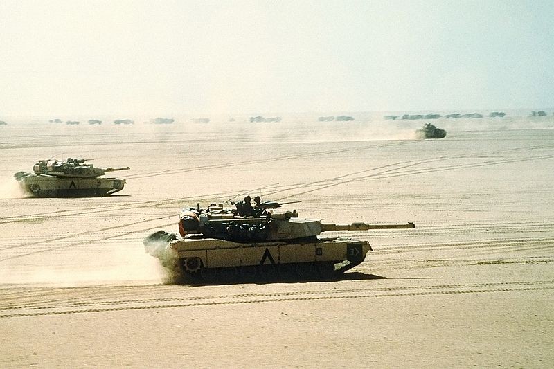 Đi vào phục vụ từ năm 1980, đến nay M1 Abrams vẫn là dòng xe tăng chủ lực duy nhất của Quân đội Mỹ. Nó được xem là một trong những dòng tăng mạnh nhất và hiện đại nhất thế giới hiện nay. Khoảng 10.000 chiếc M1 Abrams đã được sản xuất suốt từ năm 1979 tới nay, đơn giá một chiếc ước tính 6-8 triệu USD tùy phiên bản. Nguồn ảnh: Wikipedia