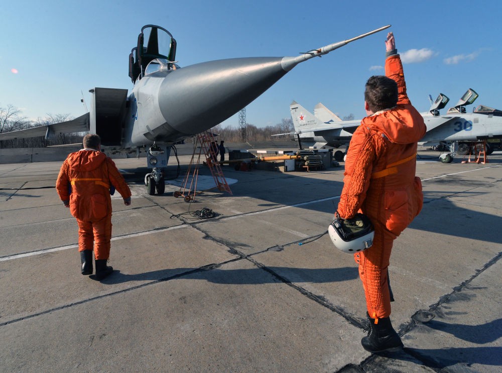 Theo hãng thông tấn Sputnik, khoa mục diễn tập là trong quá trình chuyển sân, các máy bay  tiêm kích MiG-31 phát hiện và đánh chặn các mục tiêu trên không và thực hiện các cuộc không chiến cự ly gần. Nguồn ảnh: Sputnik