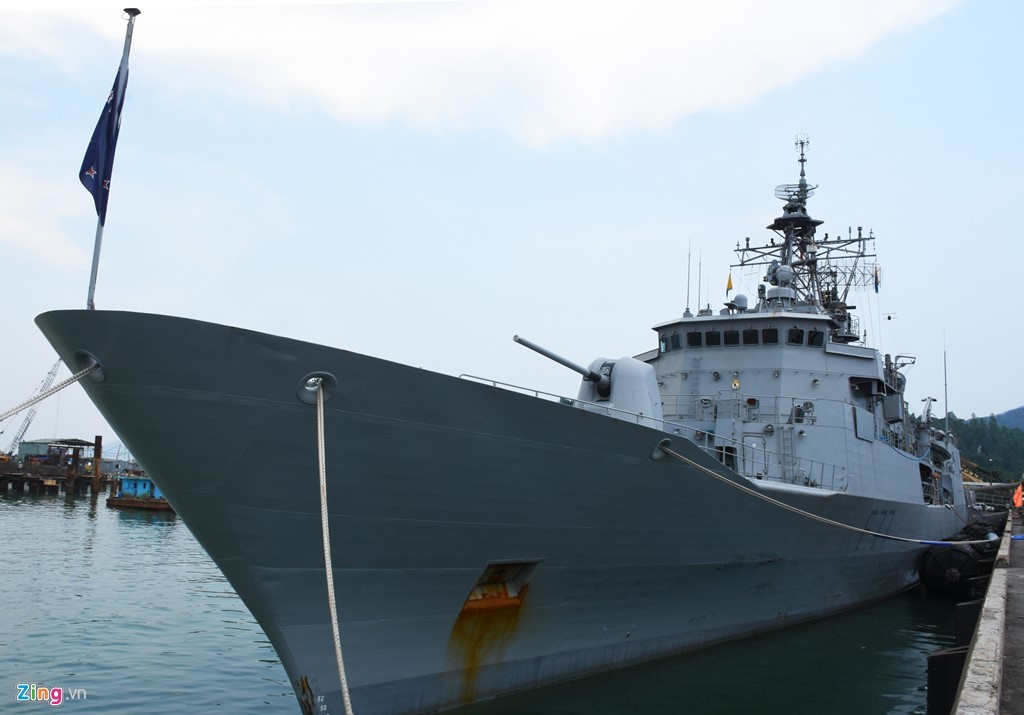 Chiều hôm qua (12/4),  tàu chiến New Zealand mang tên HMNZS Te Kaha (F77), cùng 177 sĩ quan và thủy thủ do trung tá Steve Lenik dẫn đầu, thăm hữu nghị Đà Nẵng. Lễ đón chính thức diễn ra tại Cảng Tiên Sa lúc 14h cùng ngày. Trong khuôn khổ chuyến thăm, hải quân 2 nước sẽ tiến hành các hoạt động chung trên biển cũng như giao hữu thể thảo với Bộ tư lệnh vùng 3 Hải quân. Dự kiến, ngày 16/4, tàu HMNZS Te Kaha sẽ kết thúc chuyến thăm Đà Nẵng. Nguồn ảnh: Zing