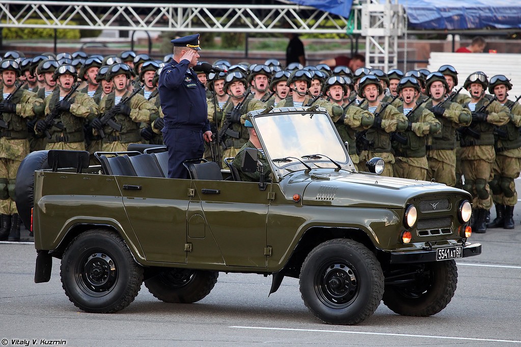 Ngày 9/5, cùng với cuộc duyệt binh Ngày chiến thắng 9/5 ở Moscow, 28 thành phố khắp Liên bang Nga cũng đồng loạt tiến hành cuộc duyệt binh lớn với các đơn vị quân đội Nga đóng giữ các vùng xung quanh. Tuy nhiên, các trang bị vũ khí duyệt binh lại có sự khác biệt đáng kể, không hề giống nhau. Trong ảnh, ở Moscow người ta dùng những chiếc mui trần Zil sang trọng thì ở Tula quân đội Nga dùng ô tô Uaz 469 huyền thoại. Nguồn ảnh: Vitaly-Kuzmin