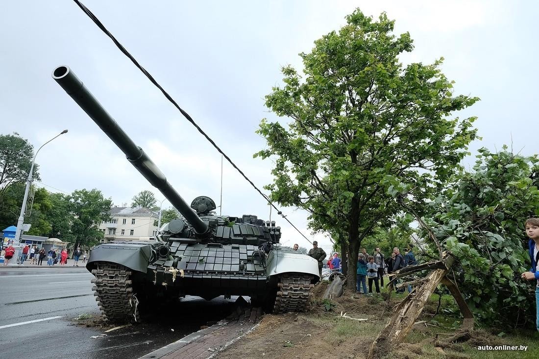 Một vụ tai nạn hi hữu vừa xảy ra ở Belarus, trong quá trình di chuyển vào trung tâm thủ đô Minsk chuẩn bị cho cuộc duyệt binh nhân kỷ niệm Quốc khánh Cộng hòa Belarus (ngày 3/7), một chiếc  xe tăng T-72 đã bị lạc đội hình và húc vào cột điện bên đường gây nên hậu quả nghiêm trọng. Rất may là không xảy ra sự việc đáng tiếc nào với người dân theo dõi hai bên đường. Nguồn ảnh: auto.onliner.by