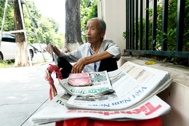 Với phương châm sống không dựa vào con cái, nhiều người già ở Thủ đô vẫn lao động để nuôi sống bản thân. Bên cạnh đó cũng có những người sống không nhà, không cửa phải lang thang khắp tuyến phố ở Thủ đô để mưu sinh. Ảnh: Cụ bà Lê Thị Nhâm đã 80 tuổi, hằng ngày vẫn bán báo kiếm tiền trên phố Đinh Tiên Hoàng (Hoàn Kiếm). Sáng cụ bán báo trên phố, chiều cụ đi giao báo cho khách đã đặt trước.