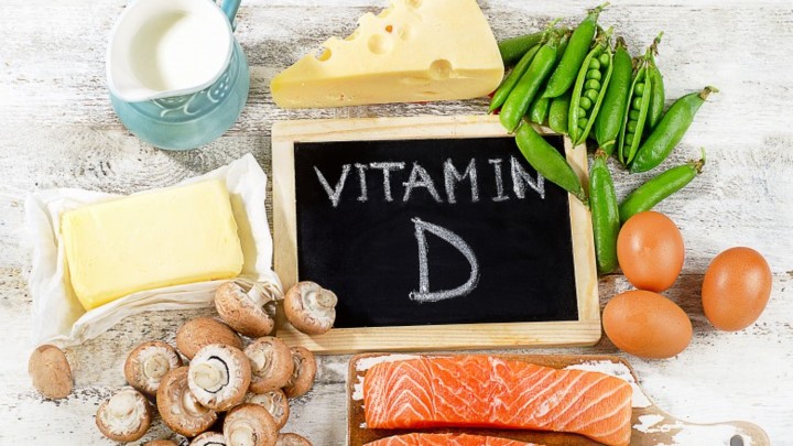 Vitamin D: Từ những năm 40 tuổi trở đi, mật độ xương của chúng ta mất dần đi như một phần tự nhiên của sự lão hóa. Cơ thể cần  vitamin D để giúp hấp thụ canxi cần thiết cho xương khỏe mạnh và sản sinh ra hormon. Vitamin D là một loại vitamin hòa tan chất béo. Nó được tìm thấy trong dầu cá, gan và lòng đỏ trứng. Cơ thể bạn cũng tự tạo ra vitamin D khi bạn tiếp xúc với ánh nắng mặt trời.