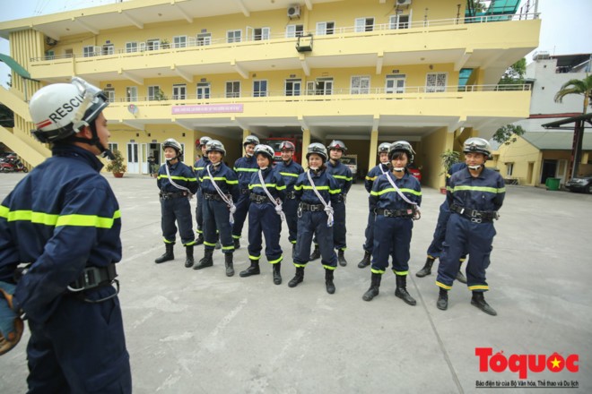 Năm "bông hoa thép" :Trung tá Nguyễn Thị Thu Hiền, Đội trưởng; Đại úy Phan Thị Ngọc Anh, Đội phó; Đại úy Nguyễn Thị Ngọc Lan; Thượng úy Trần Thị Thủy, Thiếu úy Nguyễn Thị Lụa thuộc biên chế đội cứu hộ, cứu nạn -  Cảnh sát Phòng cháy Chữa cháy thành phố Hà Nội.