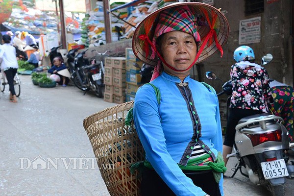 Đi chợ từ lâu đã trở thành nét văn hóa của đồng bào các dân tộc miền núi phía Bắc. Họ đến chợ không chỉ đơn thuần là mua bán, trao đổi các nông lâm thủy sản tự nuôi trồng, mà còn là dịp để giao lưu, gặp gỡ và giới thiệu các đặc sản của địa phương mình. Người ở gần thì gùi hàng đi bộ xuống chợ.