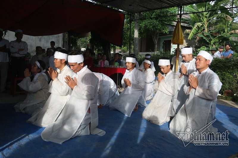 Sáng nay, hàng trăm người dân trong và ngoài xã Hải Sơn đổ về thôn Lương Điền đưa tiễn những nạn nhân đầu tiên trong vụ  xe rước dâu gặp nạn khiến 13 người tử vong. Ảnh: Người thân làm lễ để chuẩn bị đưa vợ chồng ông Nguyền về nơi an nghỉ.