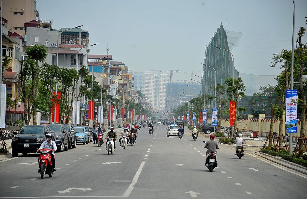 Tháng 5/2016, đường Lê Trọng Tấn (quận Thanh Xuân, Hà Nội) dài hơn 1,5 km, mặt cắt ngang rộng 30 m, 4 làn xe từ nút giao Tôn Thất Tùng đến sông Lừ được cải tạo trở thành tuyến đường kiểu mẫu đầu tiên của thủ đô.