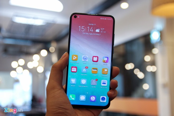  Honor View 20 là smartphone thứ 3 sở hữu màn hình “nốt ruồi” sau Galaxy A8s và Huawei Nova 4. Thiết kế mới này cho phép nhà sản xuất có thể tối ưu hóa diện tích hiển thị trên màn hình và hứa hẹn sẽ trở thành trào lưu trong năm 2019.