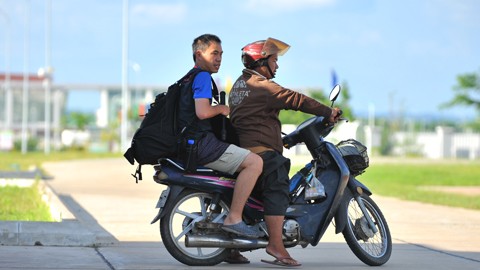 Phóng viên Trung Quốc đi xe ôm đến sân tập U19 Việt Nam.