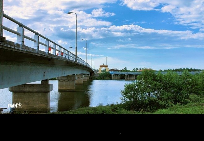  Vùng đất lửa Quảng Trị: Từng là vùng đất hứng chịu bom đạn khốc liệt trong kháng chiến nên dù đã được chủ tâm xây dựng, phát triển, đến Quảng Trị, chúng ta vẫn cảm nhận được những vết hằn chưa thể xóa mờ. Bên cạnh những tàn tích của cuộc chiến, Quảng Trị cũng có hàng loạt danh lam, thắng cảnh để bạn chiêm ngưỡng, khám phá, như cầu Hiền Lương, sông Bến Hải, biển Mỹ Thủy, biển Cửa Việt, hang động Brai, thành cổ Quảng Trị.... Ảnh: Trần Khôi.