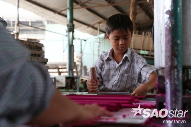 Chúng tôi tình cờ gặp được cậu bé cậu bé Hà Văn Nam vừa tròn 11 tuổi khi em đang làm việc trong một cơ sở sản xuất nhang nhỏ lẻ tại Dĩ An (Bình Dương). Giờ nghỉ trưa, mọi người ai nấy đều tìm chỗ ngả lưng, nhưng trong một khu xưởng sản xuất nhỏ, vẫn vang lên từng tiếng dập máy cắt nhang. Thấp thoáng bóng dáng của một người phụ nữ tầm năm mươi và một cậu bé chừng mười tuổi đang miệt mài chăm chỉ cho công việc. Thỉnh thoảng người phụ nữ lại cất tiếng” “Cắt sát vào con, coi chừng cái tay”.