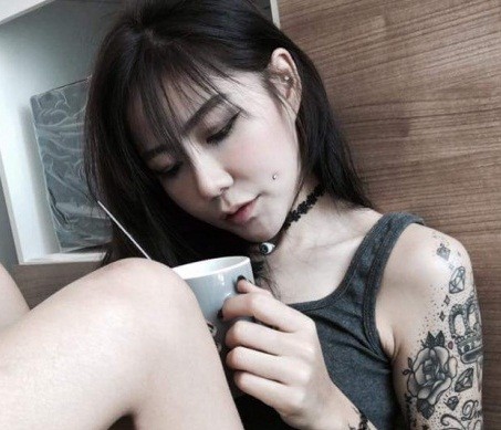 Những hình ảnh ấn tượng của hot girl xăm trổ được chia sẻ rầm rộ và gây nên cơn sốt trên khắp các trang mạng Thái Lan.