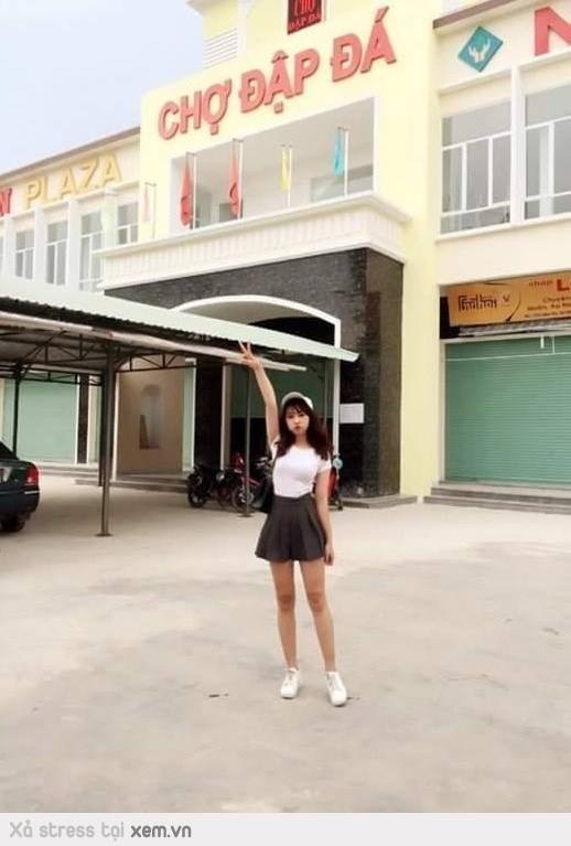 Vốn đã xinh đẹp lại còn chụp ảnh trước nơi có cái tên gợi nhiều liên tưởng hài hước, cô gái  chân dài "tự sướng" trước chợ Đập Đá (Bình Định) bỗng nhiên trở thành nhân vật được dân mạng ra sức tìm kiếm.