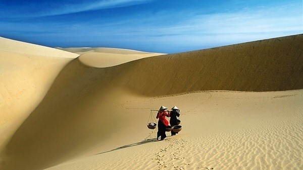 Cách Phan Thiết 65km về hướng Đông Bắc, thuộc địa phận xã Hòa Thắng, huyện Bắc Bình, Bàu Trắng như một bức tranh cát đẹp đến ngỡ ngàng. Ảnh: blogdulich.com.vn.