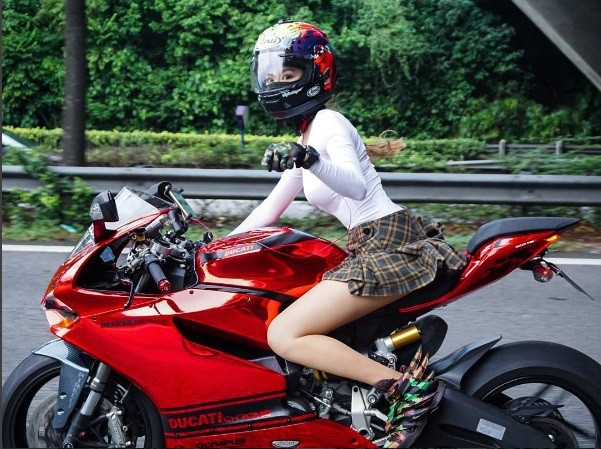 Vaune Phan, nữ biker xinh đẹp đến từ Singapore vốn là cái tên không còn xa lạ với cộng đồng những người đam mê xe phân khối lớn cũng như các diễn đàn phượt ở đảo quốc sư tử. Ảnh: Instagram nhân vật.