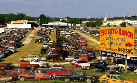 CTC Auto Ranch, bãi xe ô tô cũ tại bang Texas, Mỹ, được nhiều người yêu mến dành cho cái tên “nơi yên nghỉ cuối cùng của những cỗ máy Detroit” bởi đây là nơi lưu giữ vẻ đẹp của những chiếc xe một thời “đình đám” trong ngành công nghiệp ô tô Mỹ.