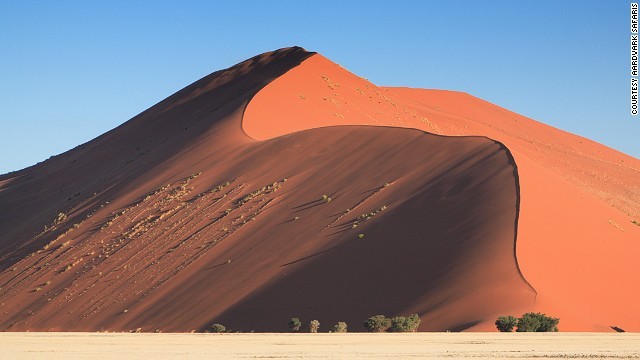 Những đụn cát hàng triệu năm tuổi ở Sossusvlei Dunes, Namibia.