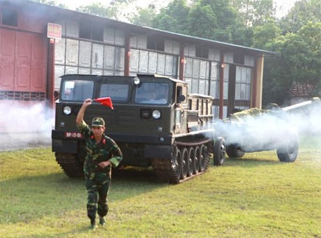 Lữ đoàn Pháo binh chiến dịch (KTT) 675, Binh chủng Pháo binh vừa tổ chức diễn tập chỉ huy, cơ quan một bên hai cấp có thực hành tiếp nhận quân nhân dự bị để biên chế đơn vị dự bị động viên. Trong ảnh, xe kéo pháo bánh xích đang cơ động pháo ra nơi tập kết.