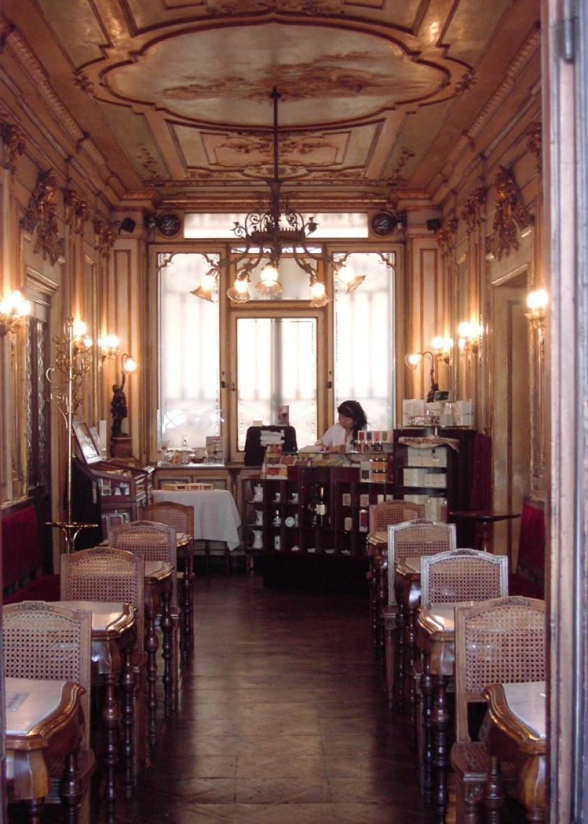 1. Café Florian, Venice (Ý): Quán cà phê này được mở cửa từ những năm đầu của thế kỷ 18. Đây là một trong những quán café đầu tiên trên thế giới cho phép nữ giới vào uống cafe. Quán được chia làm 2 phần: Bảo tàng và không gian café. Café Florian cũng rất tự hào có một bộ sưu tập cá nhân nổi tiếng cũng như toàn bộ phần trần nhà được mạ vàng trang trí cầu kỳ như một bức tranh nghệ thuật.