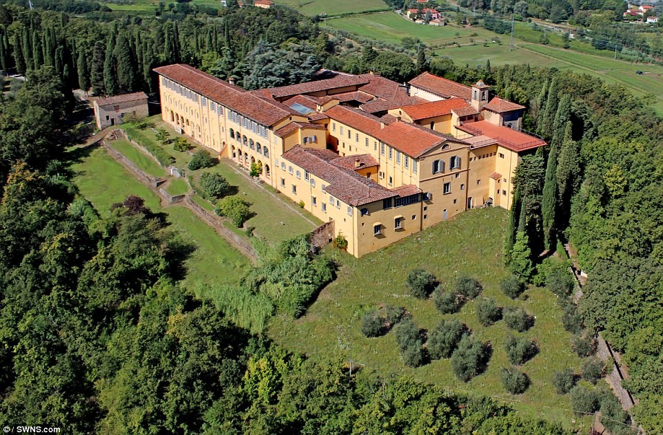  Tòa nhà cổ 50 phòng ngủ ở Tuscany (Ý) có tên Giaccherino đang được rao bán với lời mời chào hấp dẫn rằng người mua có thể chuyển đổi căn nhà thành một khách sạn hoặc trung tâm hội nghị ấn tượng.