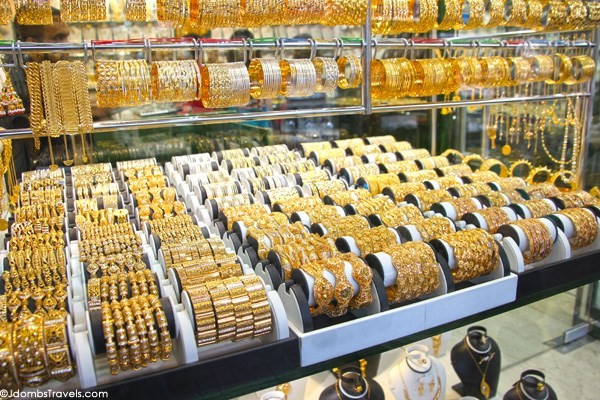 Không giống như các quốc gia khác trên thế giới,  chợ vàng giá rẻ Gold Souk được bán theo đơn vị gram (g) đến kg. Thậm chí, vàng ở đây được bán với số lượng lớn, ước tính lên tới hàng tấn.