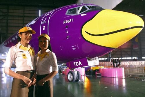 Hãng hàng không giá rẻ Nok Air của Thái Lan sở hữu chiếc  máy bay màu mè vẽ hình một con chim rực rỡ với chiếc mỏ vàng ấn tượng.