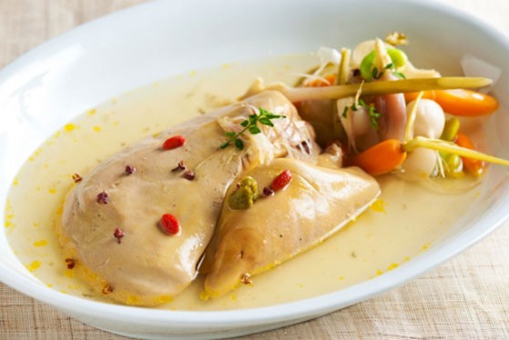  Món gan ngỗng Foie Gras vẫn luôn được biết đến như một món ăn tinh tế và đắt đỏ bậc nhất làng ẩm thực. Tuy nhiên, món ăn đắt đỏ này cũng gây ra lắm tai tiếng khi những nhà bảo vệ quyền lợi động vật lên án hình thức chăn nuôi dã man để lấy gan ngỗng.