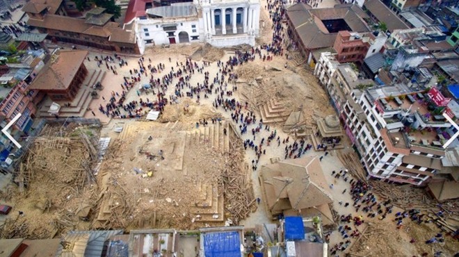 Hình ảnh cho thấy nhiều ngôi nhà ở thủ đô Kathmandu, Nepal, hư hại nặng nề sau  cơn địa chấn mạnh nhất ở Nepal trong hơn 80 năm qua.