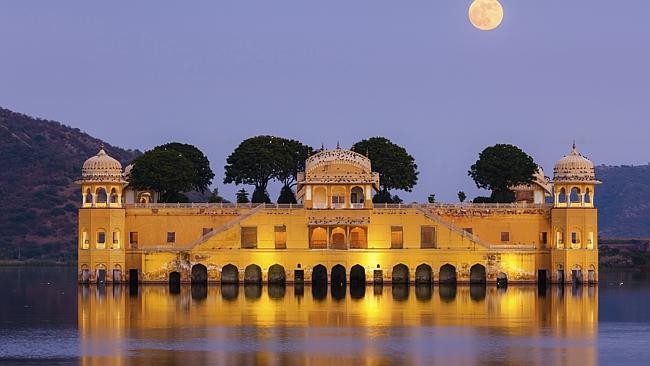 Cung điện Jal Mahal, còn có tên gọi khác là cung điện dưới nước, nằm giữa hồ Man Sagar ở thành phố Jaipur, thủ phủ của bang Rajasthan (Ấn Độ).