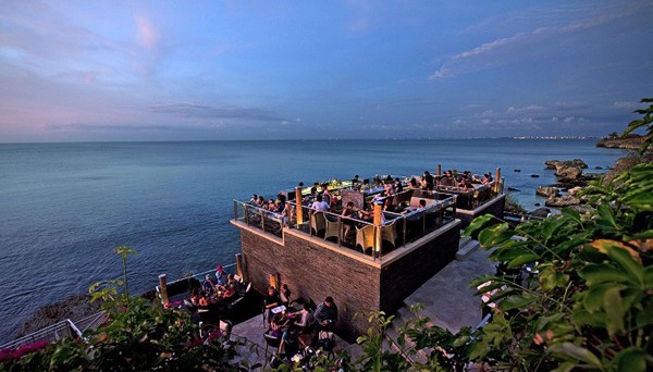 Quầy Rock bar của resort &amp; spa Ayana ở Bali, Indonesia, nằm trên độ cao gần 20 m ngay sát bờ vực đá cạnh biển Ấn Độ Dương.  Quán bar trong khách sạn hạng sang này có view nhìn ra biển xanh trong, mát mẻ.