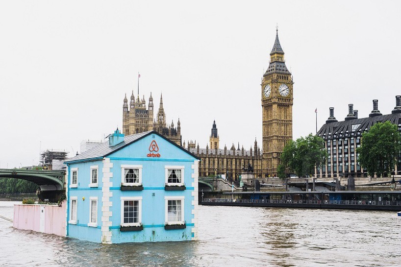  Ngôi nhà nổi trên sông Thames có hai phòng ngủ, một phòng tắm, một phòng khách, một nhà bếp rộng rãi và cả sân vườn xanh mát.