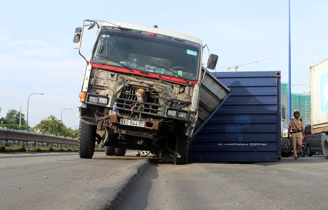 Vụ tai nạn lật container xảy ra lúc 6h ngày 22/5 trên  đại lộ nghìn tỷ Mai Chí Thọ, đoạn qua phường An Phú, quận 2, TP HCM.