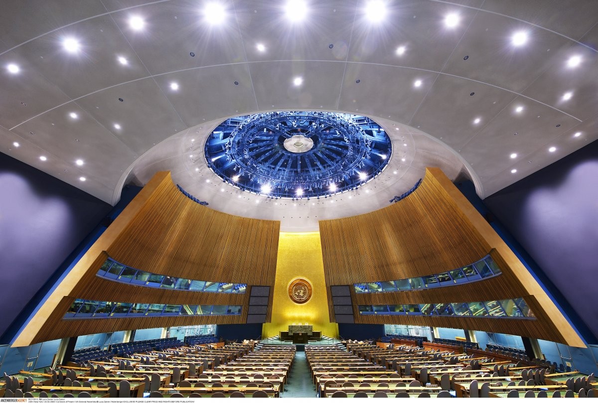 Phòng họp của Đại  Hội đồng Liên Hiệp Quốc (United Nations General Assembly) tại trụ sở Liên Hiệp Quốc ở thành phố New York, Mỹ. Tại đây, đại diện của 192 đoàn đại biểu cấp cao bỏ phiếu về các quy định và chức năng thiết yếu của Liên Hiệp Quốc.